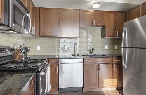 North Broadway - Holiday Apartment | Modern Apartment in Prime Location (ID8814)