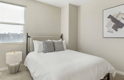 North Broadway - Holiday Apartment | Modern Apartment in Prime Location (ID8814)