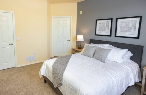 Brandon Apartment | Modern Apartment in Prime Location (ID6446)