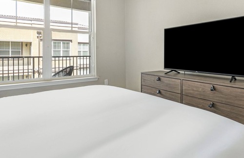 El Paso Apartment | Modern Apartment in Prime Location (ID7815X22)