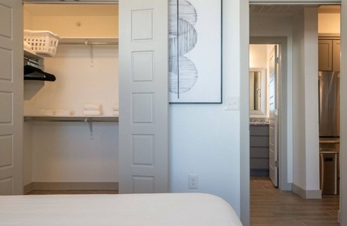 El Paso Apartment | Modern Apartment in Prime Location (ID8372X28)