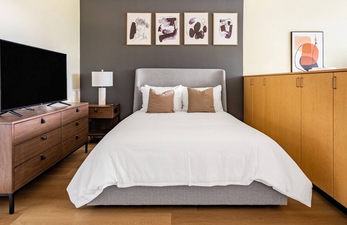 Everett Apartment | Modern Apartment in Prime Location (ID9955X51)