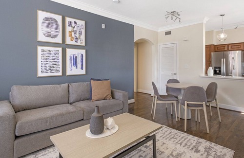 Energy Corridor Apartment | Modern Apartment in Prime Location (ID2680X65)