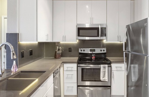 East Riverside - Oltorf Apartment | Modern Apartment in Prime Location (ID9196X08)