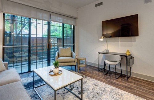 Oak Cliff Apartment | Modern Apartment in Prime Location (ID1779X40)