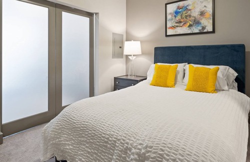 Vickery Meadow Apartment | Modern Apartment in Prime Location (ID3133)