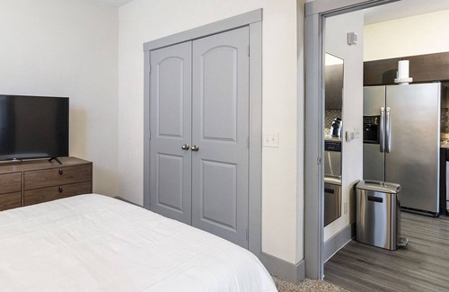 Lake Highlands Apartment | Modern Apartment in Prime Location (ID8114X76)