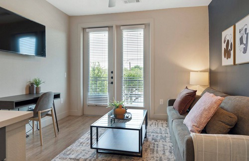 Kessler Apartment | Modern Apartment in Prime Location (ID8282X55)