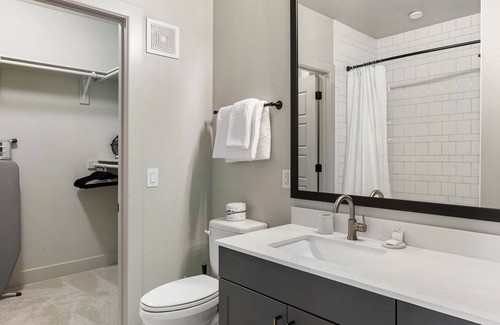 Kessler Apartment | Modern Apartment in Prime Location (ID8282X55)