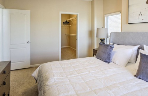 Omaha Apartment | Modern Apartment in Prime Location (ID8708X13)