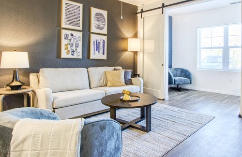 Riverview Apartment | Modern Apartment in Prime Location (ID8141X02)