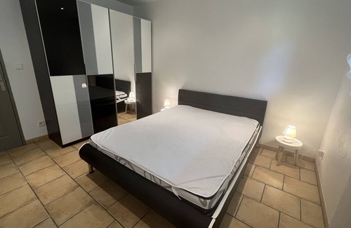 Le Boulou Apartment | Modern apartment in residential area with shared pool