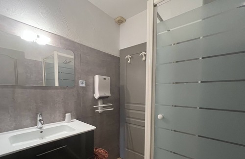 Le Boulou Apartment | Modern apartment in residential area with shared pool