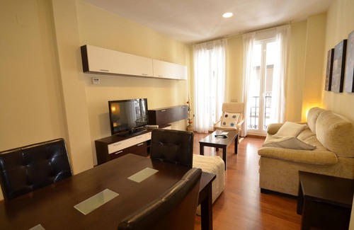 Centro Apartment | Modern apartment in Sol-Gran Vía with balcony