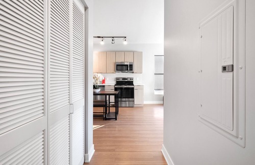 Compton Heights Apartment | Modern Apartment in St. Louis! Pool! Free Parking! Gym!