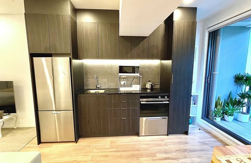 Newton Apartment | Modern apartment in the city centre, Queen Street, Auckland, with Sky Tower view