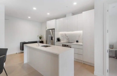 Newton Apartment | Modern Apartment in the Heart of the City with Free Parking