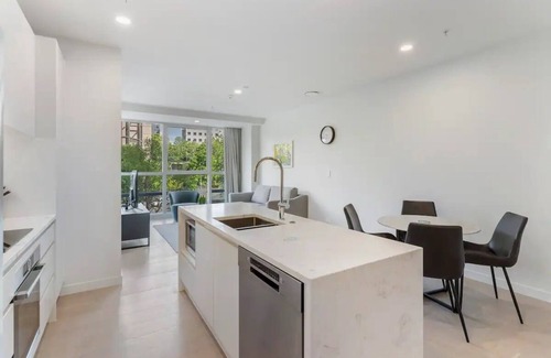 Newton Apartment | Modern Apartment in the Heart of the City with Free Parking