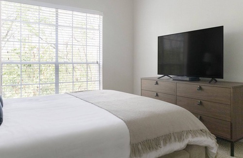 Highlands - Perkins Apartment | Modern Apartment in Prime Location (ID1203X618)