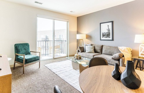 Brookfield Apartment | Modern Apartment in Prime Location (ID8269X45)