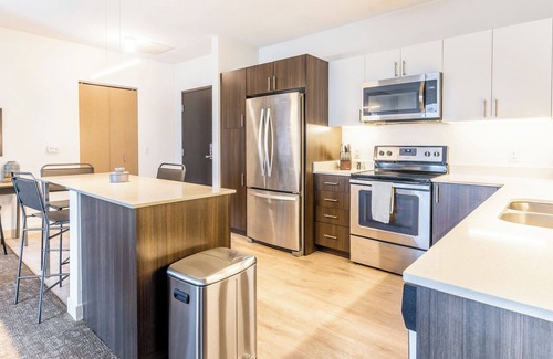 Brookfield Apartment | Modern Apartment in Prime Location (ID8269X45)