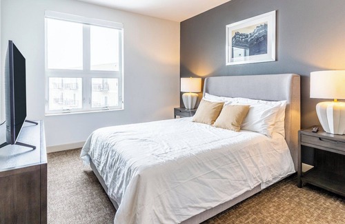 Brookfield Apartment | Modern Apartment in Prime Location (ID8269X45)