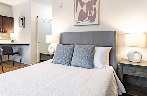 Englewood Apartment | Modern Apartment in Prime Location (ID8283X49)