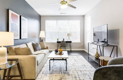 Chapel Hill Apartment | Modern Apartment in Prime Location (ID8112X15)