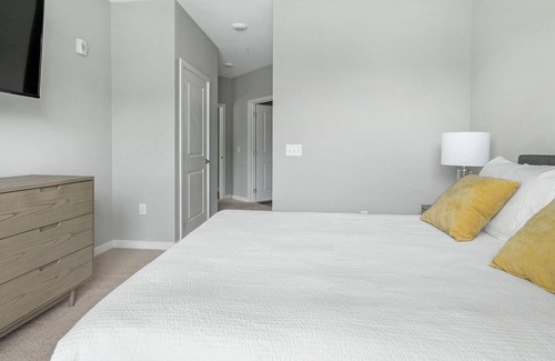 Chapel Hill Apartment | Modern Apartment in Prime Location (ID9029X82)