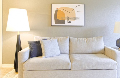 Clearwater Apartment | Modern Apartment in Prime Location (ID8368X45)
