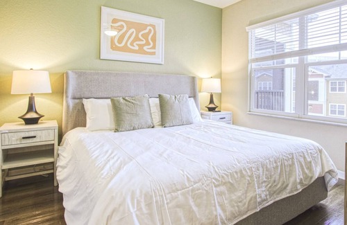 Clearwater Apartment | Modern Apartment in Prime Location (ID8368X45)