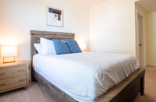 Creve Coeur Apartment | Modern Apartment in Prime Location (ID8230)