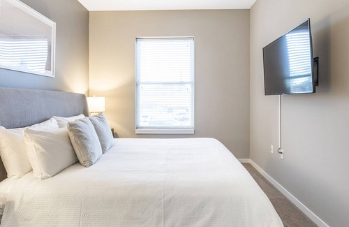 West Central Apartment | Modern Apartment in Prime Location (ID7010X69)