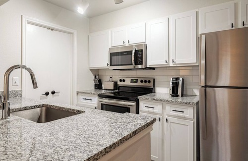 Fort Worth Apartment | Modern Apartment in Prime Location (ID6054X71)