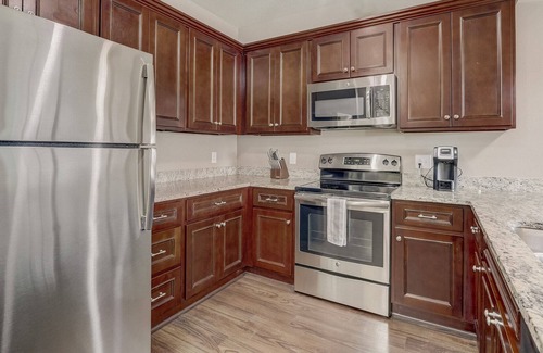 I-435 West KC-KS Apartment | Modern Apartment in Prime Location (ID9965X67)