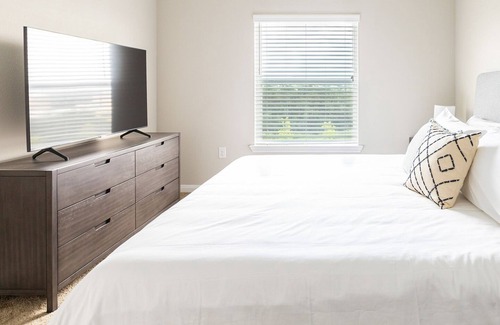 Stone Oak Apartment | Modern Apartment in Prime Location (ID6031X46)