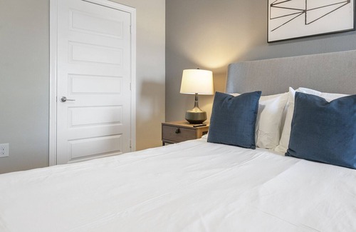 Stone Oak Apartment | Modern Apartment in Prime Location (ID8830X56)