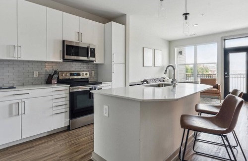 River District Apartment | Modern Apartment in Prime Location (ID6832X09)