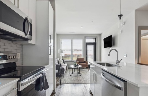River District Apartment | Modern Apartment in Prime Location (ID6832X09)