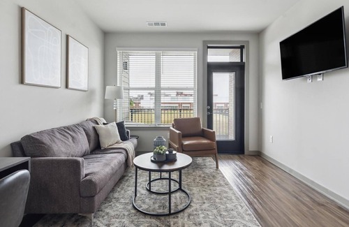 River District Apartment | Modern Apartment in Prime Location (ID6832X09)