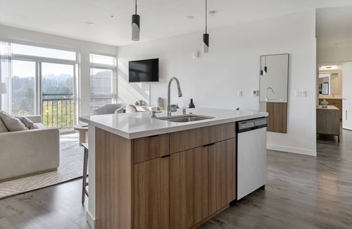 Town Center Apartment | Modern Apartment in Prime Location (ID8325X10)