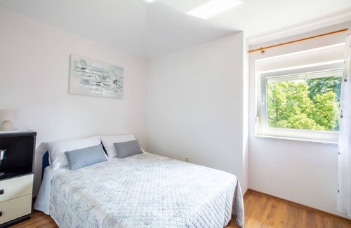 Viskovo Apartment | Modern Apartment in Viškovo with Balcony