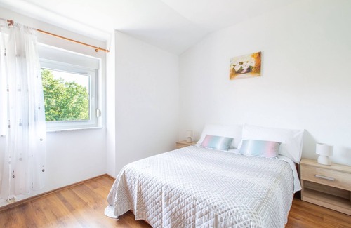 Viskovo Apartment | Modern Apartment in Viškovo with Balcony