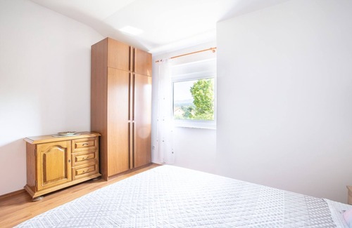 Viskovo Apartment | Modern Apartment in Viškovo with Balcony
