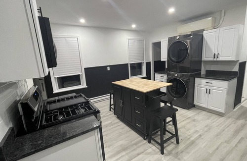 Worcester House | Modern apartment in Worcester w/ all amenities. 5 minutes away from White City.
