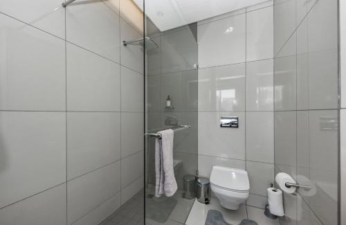 Sandown Apartment | Modern Apartment in 5 Star hotel, Backup Power and Water