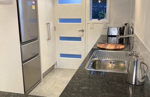 Greenlane - Ellerslie House | Modern apartment near vibrant Ellerslie village/train station. Central Auckland