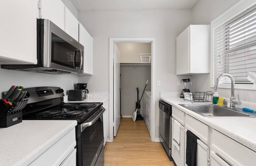 Milwood Apartment | Modern Apartment near the Domain w/King Bed
