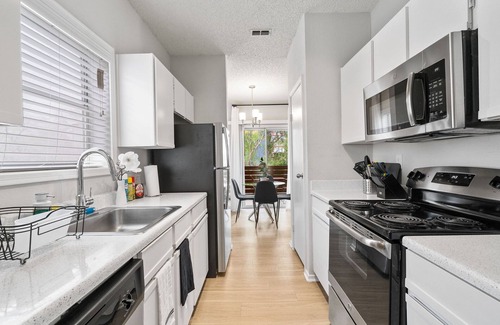 Milwood Apartment | Modern Apartment near the Domain w/King Bed