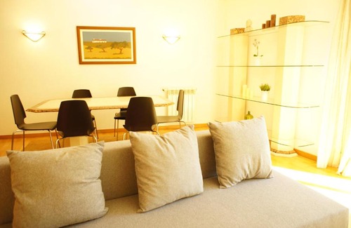 Alcantara Apartment | Modern Apartment near the Bridge